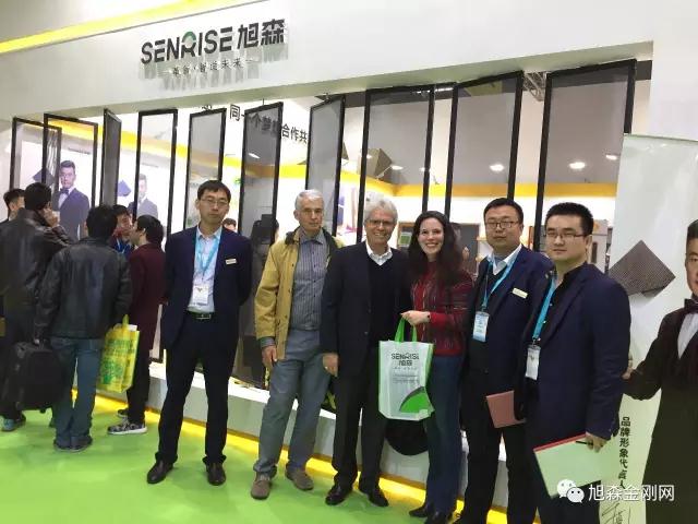 �Ϻ�չ���������Ӱ